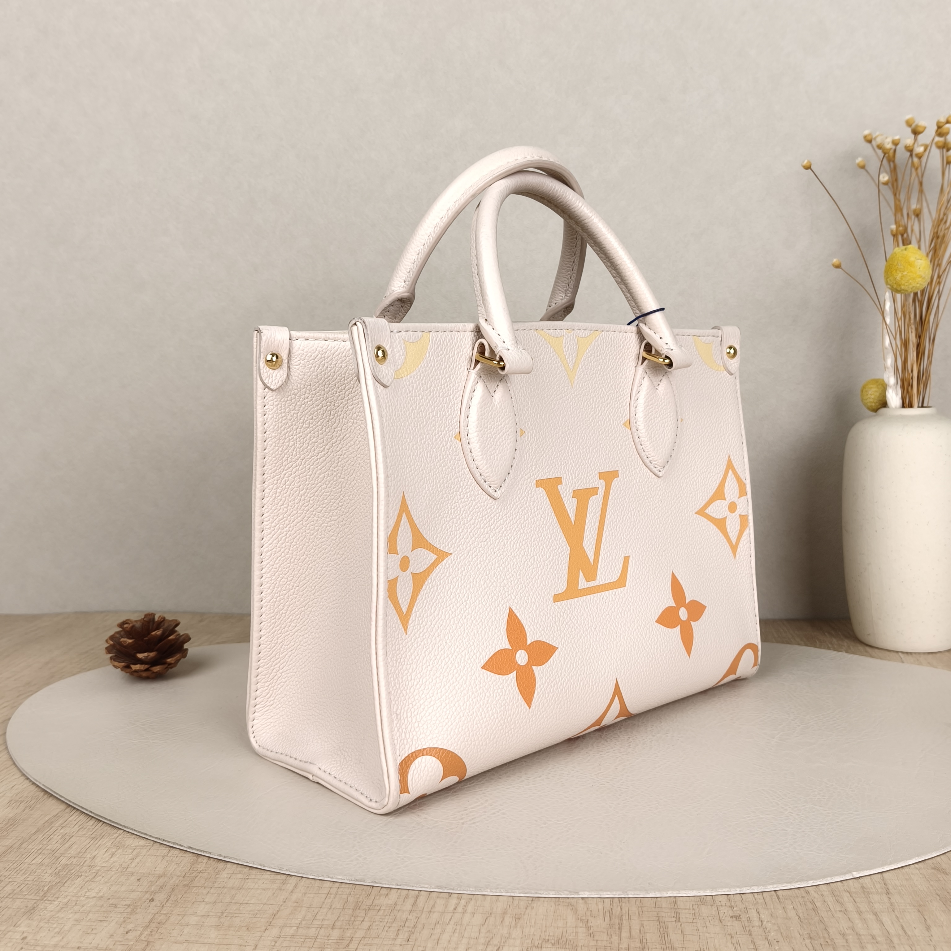 Louis Vuitton Shoulder Bag Onthego White Empreinte Embossed Calfskin Monogram Small25 × 11.5 × 19 cm — cover view 2 of 5