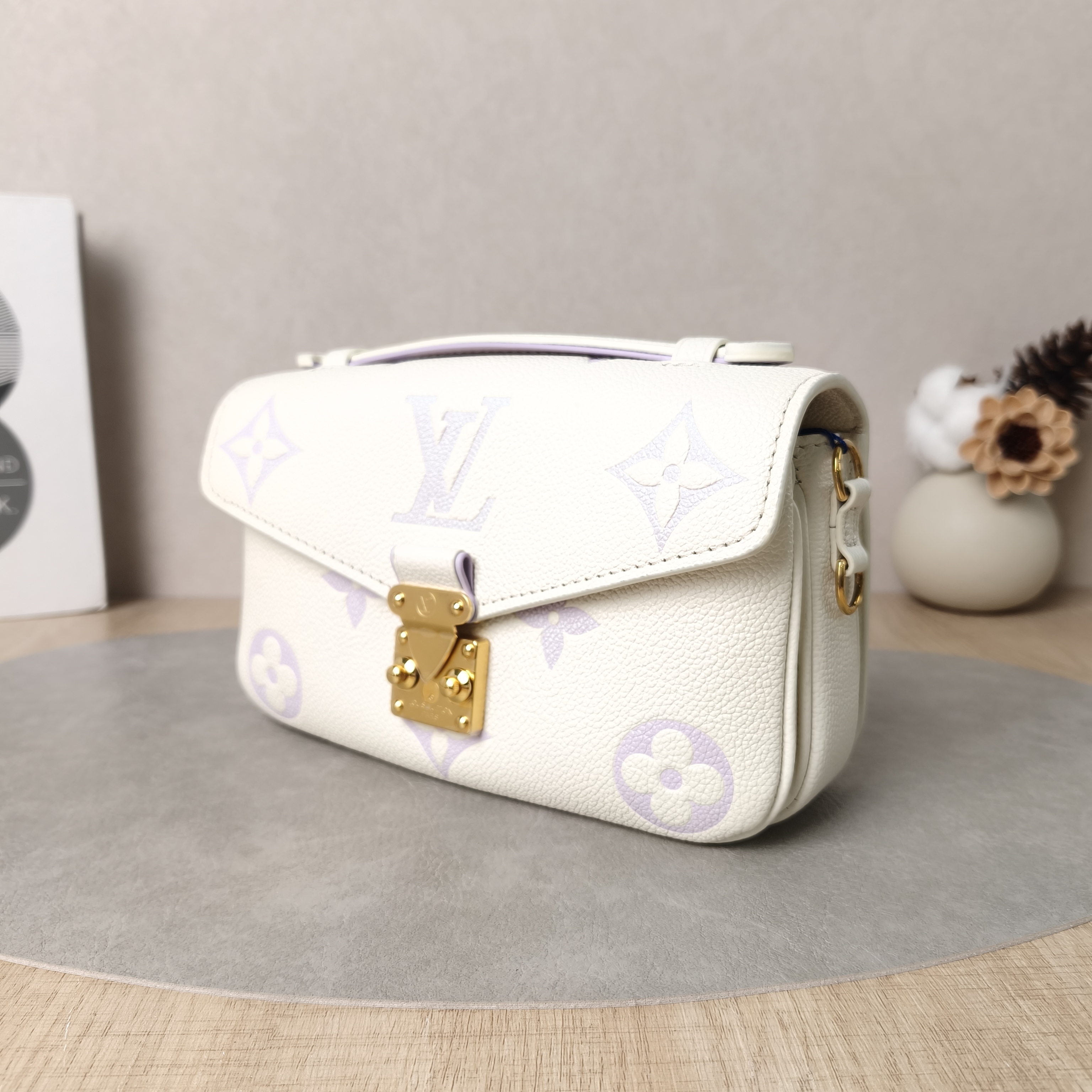 Louis Vuitton Crossbody Bag Pochette Métis East West White · Empreinte Embossed Calfskin Small21.5 × 6 × 13.5 cm — cover view 4 of 5