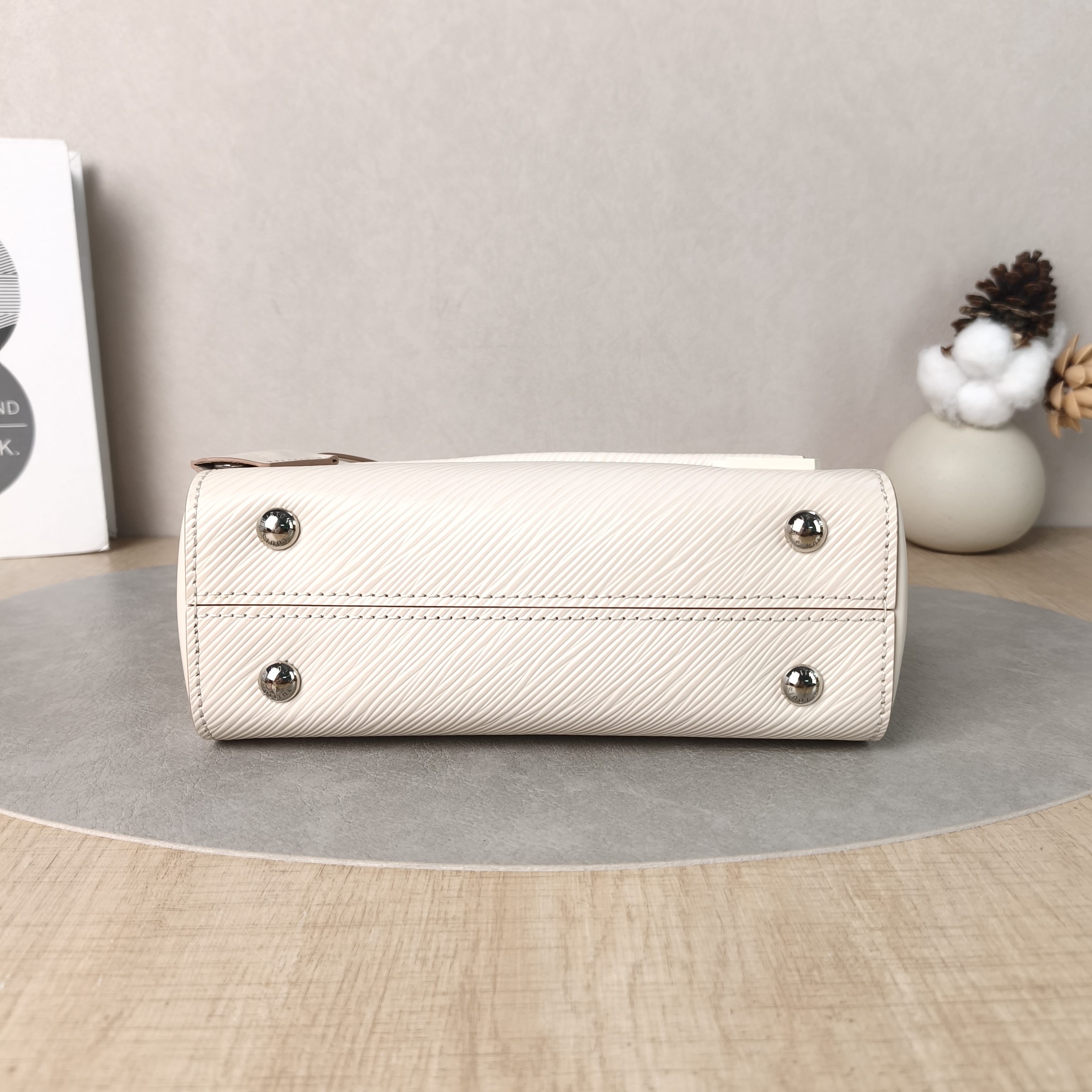 Louis Vuitton Crossbody Bag CLUNY White Epi Embossed Calfskinmini20 × 7.5 × 16 cm — cover view 3 of 5