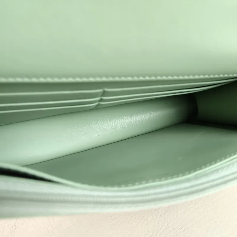 Chanel Crossbody Bag Edition woc Green Lambskin Mini 19.2 × 3.5 × 12.3 cm — detail view 7 of 13