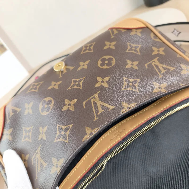 Louis Vuitton Crossbody Bag Diane Baguette Bag Shoulder Strap PVC Small 24 × 9 × 15 cm — detail view 6 of 13