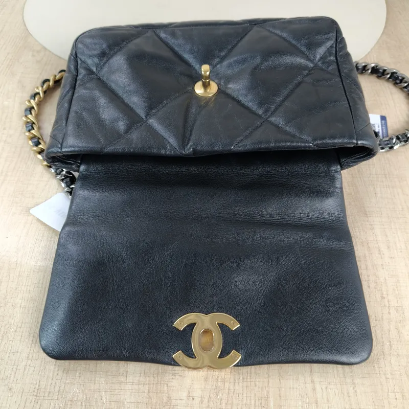Chanel Crossbody Bag19Bag Black SL ambskin Small26 × 9 × 16 cm — detail view 6 of 13