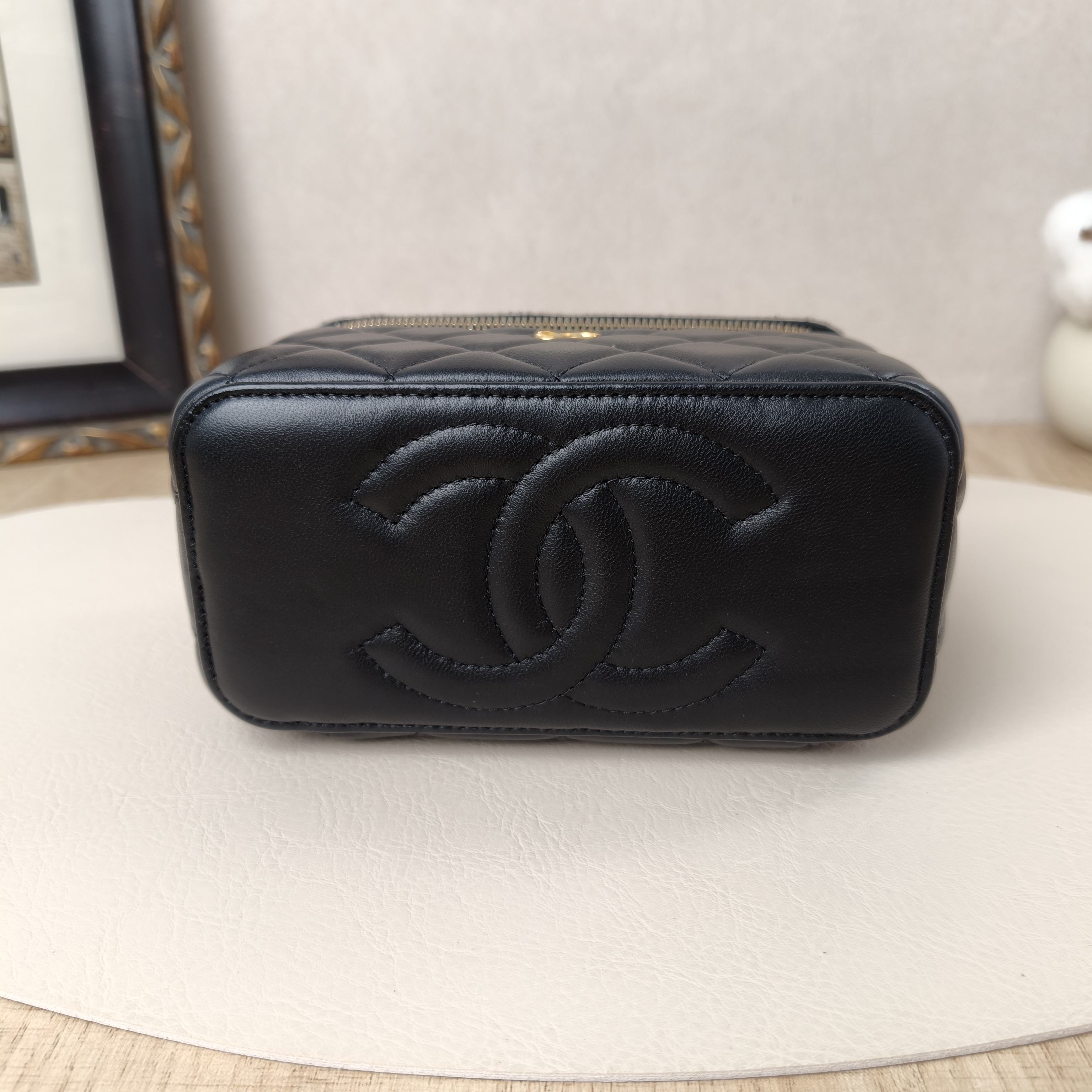 Chanel Crossbody Bag Edition Black Lambskin One Size17 × 8 × 9.5 cm — cover view 3 of 10