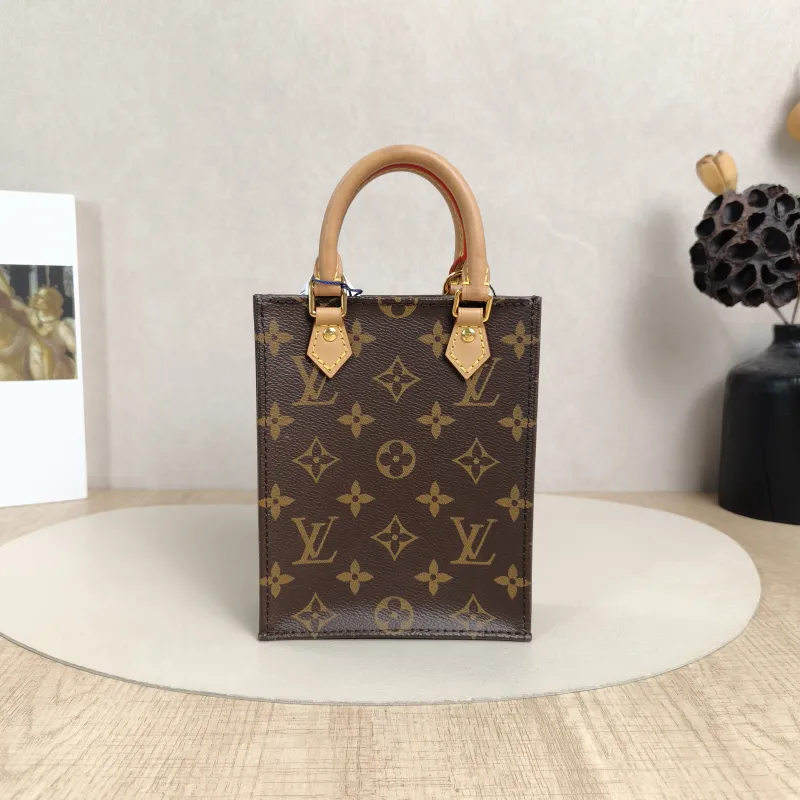 Louis Vuitton Crossbody Bag PETIT SAC PLAT Mini Monogram PV Cmini14 × 5 × 17 cm
