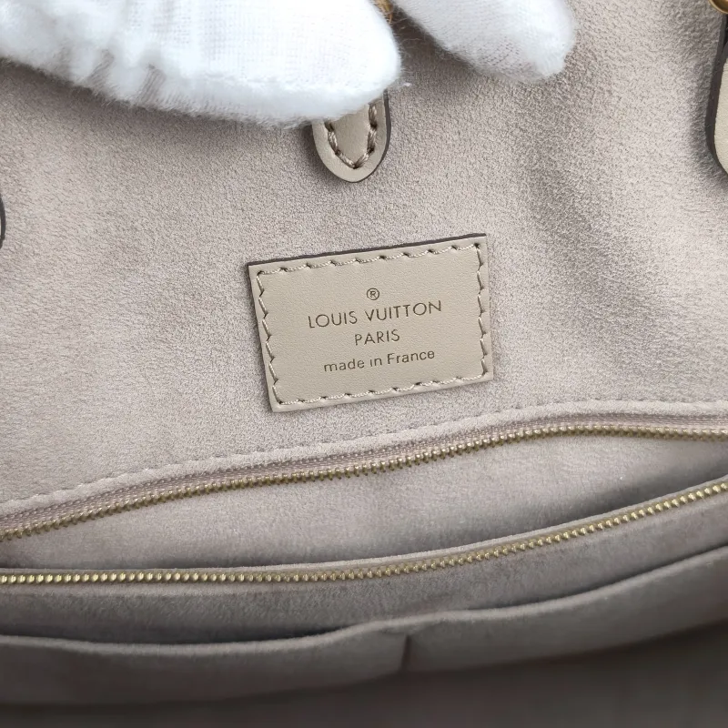 Louis Vuitton Shoulder Bag Onthego Medium · White Empreinte Embossed Calfskin Monogram Medium35 × 14 × 27 cm — detail view 9 of 10