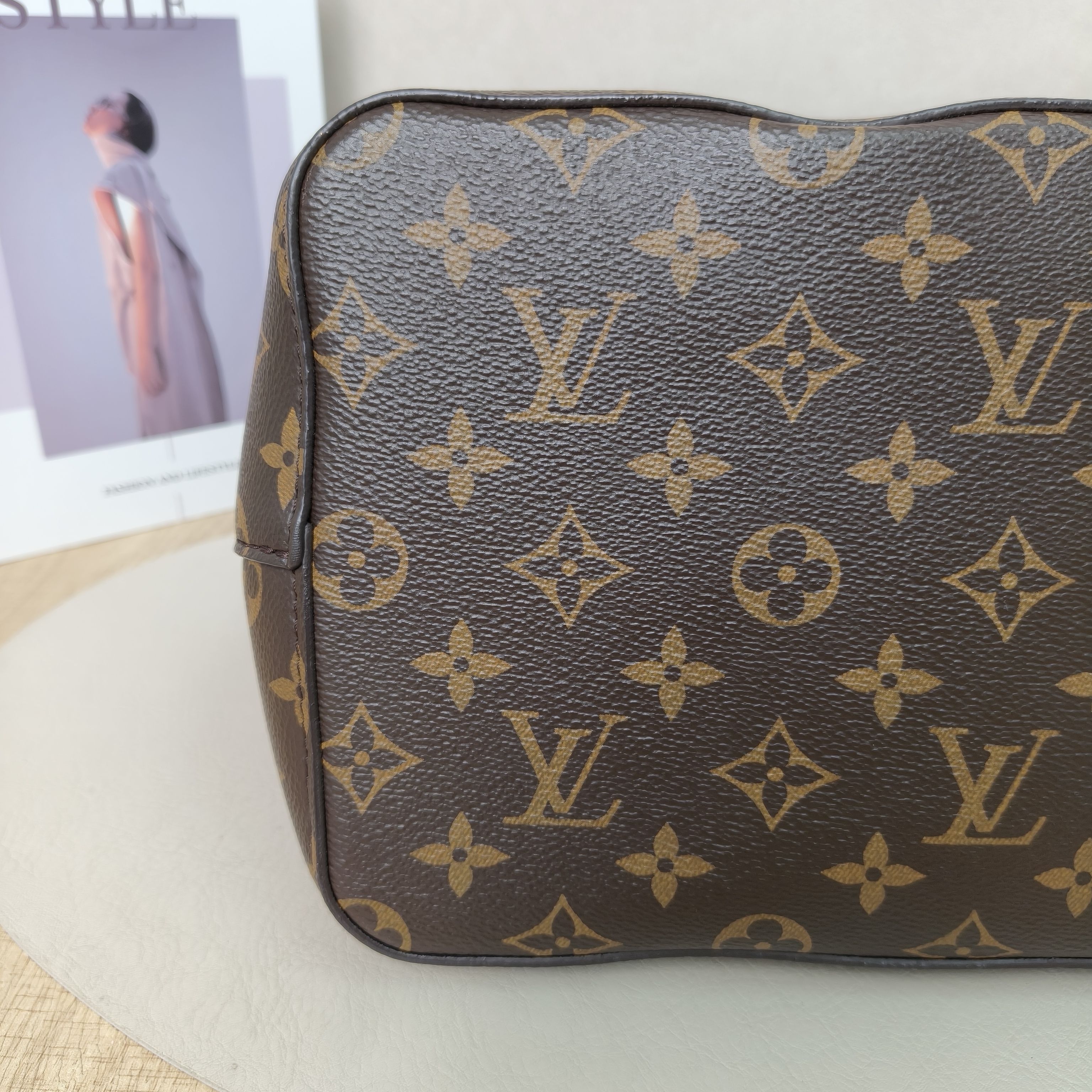 Louis Vuitton NÉONOÉBucket Bag Medium Monogram Microchip Edition · Shoulder Strap · 26 × 17.5 × 26 cm — cover view 8 of 10