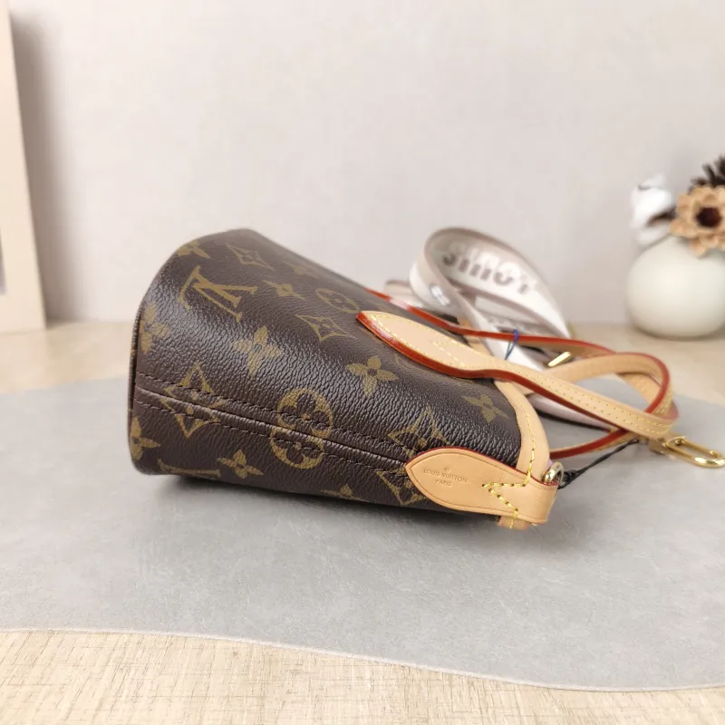 Louis Vuitton Crossbody Bag Neverfull BB Shoulder Strap PVC BB 24 × 9 × 14.5 cm — detail view 2 of 12