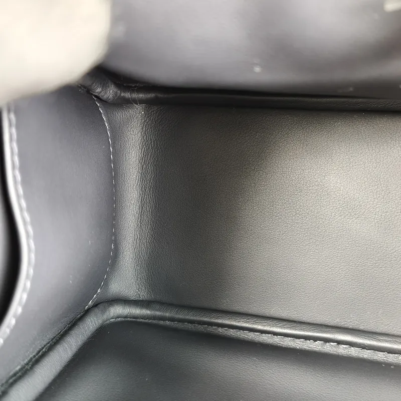 Hermès Crossbody Bag Lindy Mini 19 TC Calfskinmini19 × 9.5 × 13 cm — detail view 2 of 14