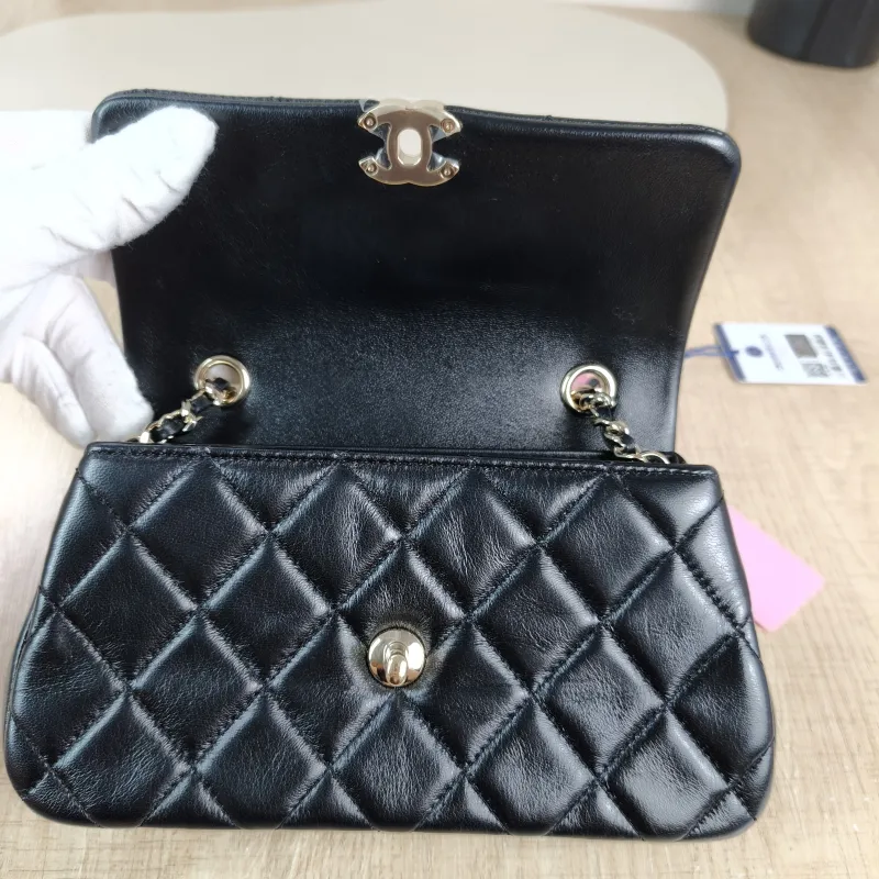 Chanel Crossbody Bag Crossbody Bag Black Lambskin One Size 19.5 × 4 × 11 cm — detail view 7 of 12
