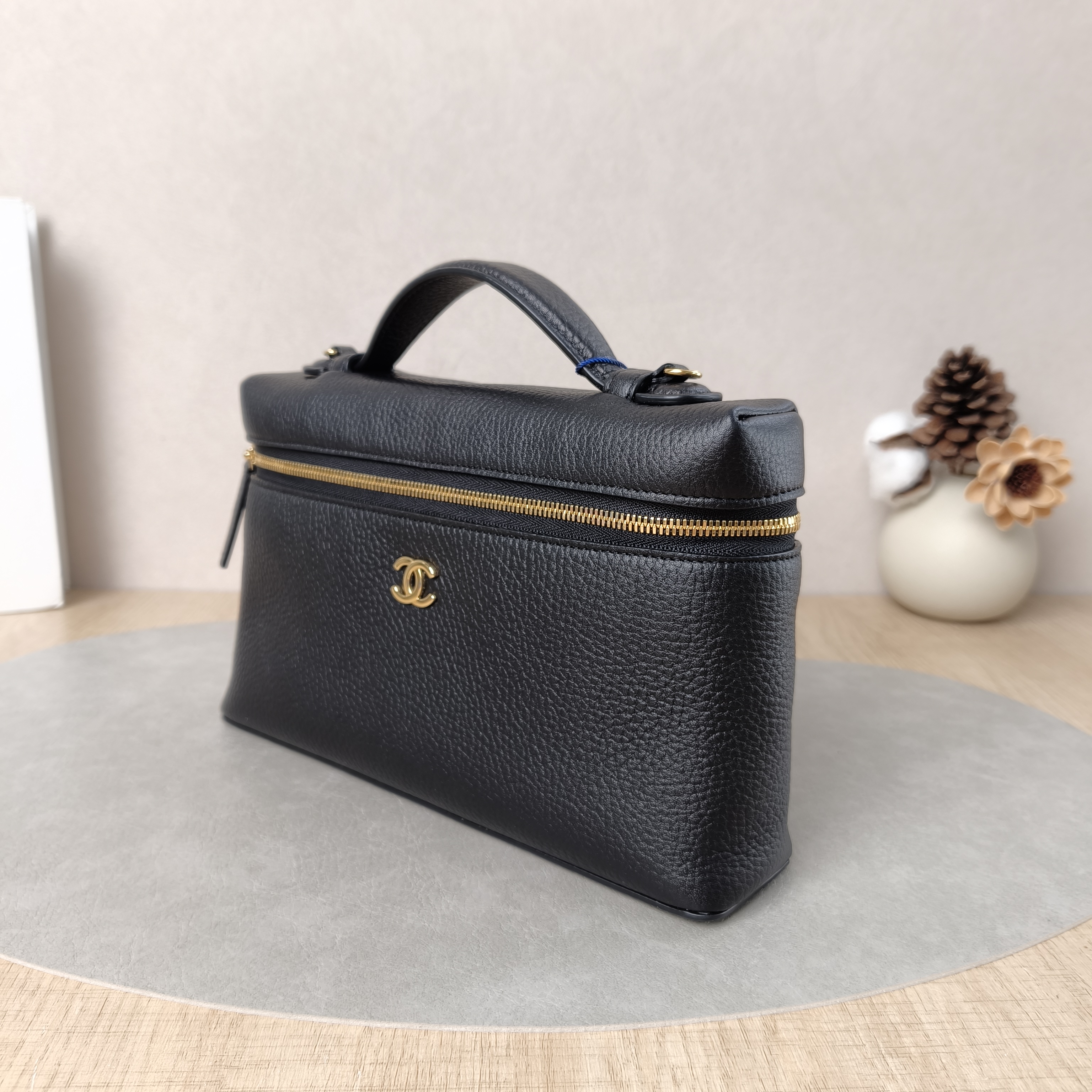 Chanel Crossbody Bag26a Cosmetic Bag Black Calfskin Large23 × 5 × 15 cm — cover view 4 of 6