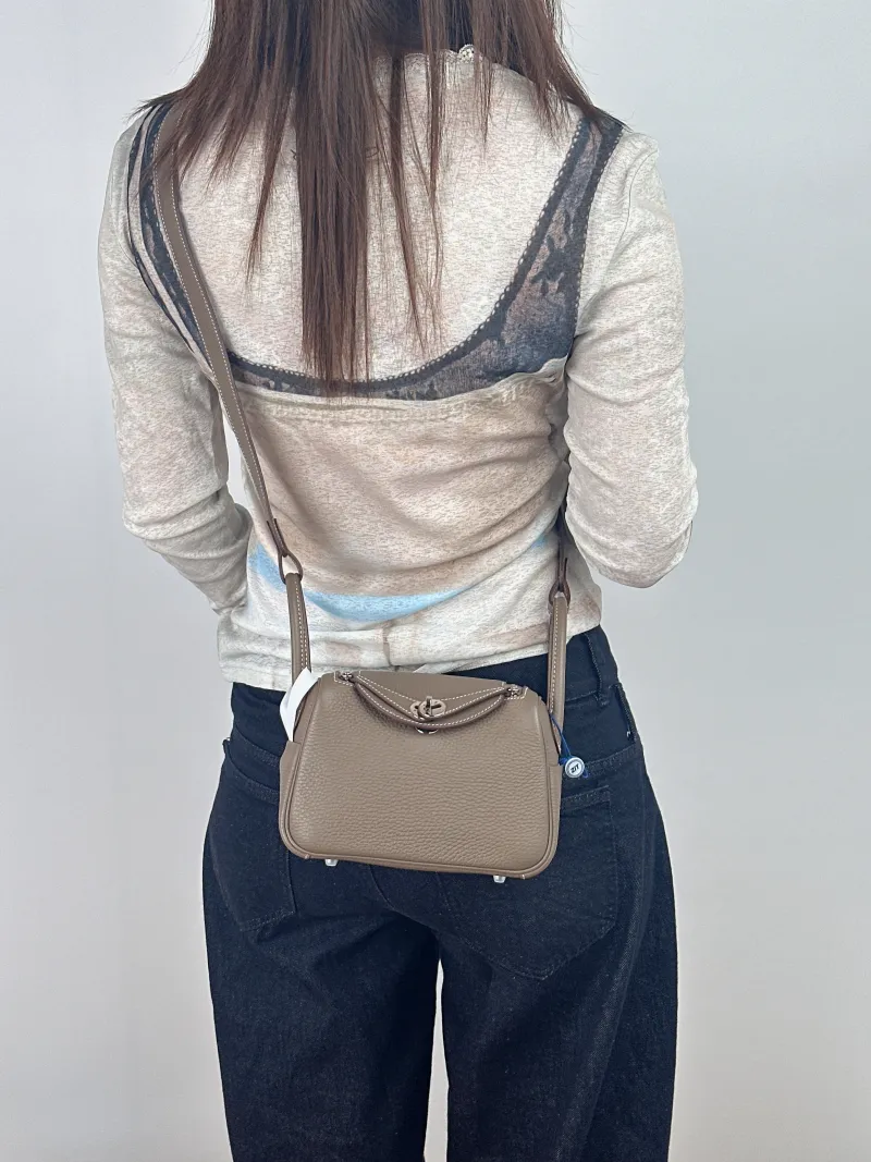 Hermès Crossbody Bag Lindy Mini 1918 TC Calfskinmini19 × 9.5 × 13 cm — on-model view 1 of 2