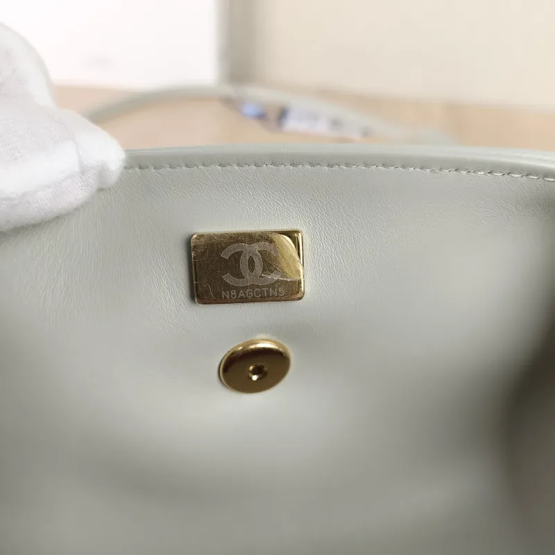 Chanel Crossbody Bag Bowling Bag Green Calfskin 20 × 10 × 10 cm Microchip Edition — detail view 6 of 11