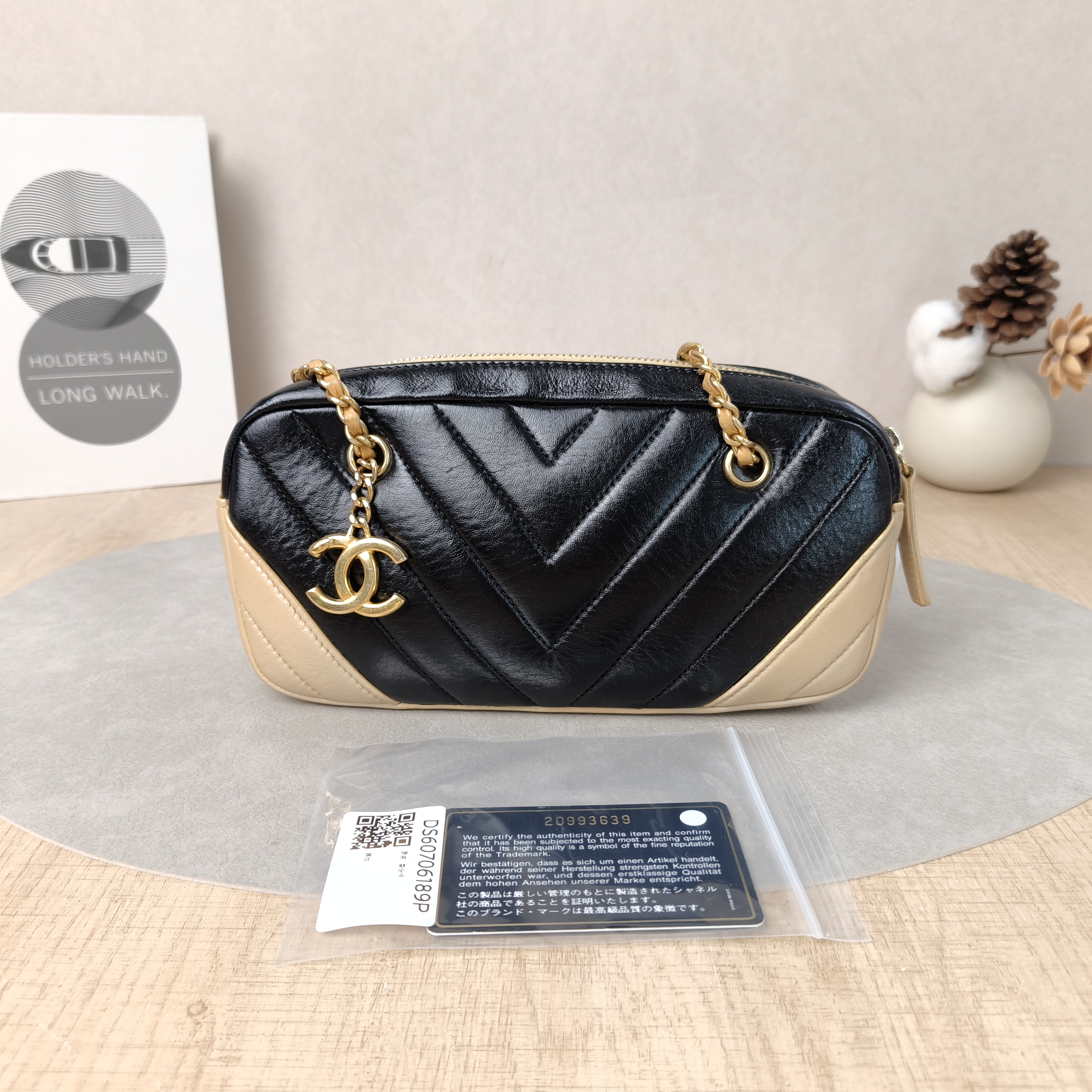 Chanel Shoulder Bag V Camera Bag Black Colorblock One Size22 × 4 × 11 cm — cover view 4 of 6