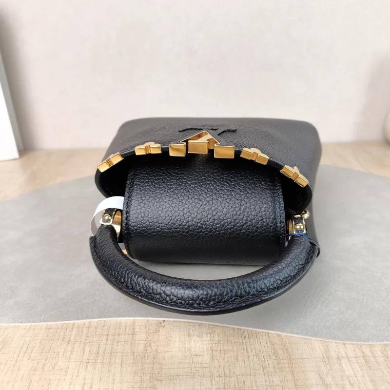 Louis Vuitton Crossbody Bag Capucines Black · Calfskin Mini 21 × 8 × 14 cm — detail view 6 of 13