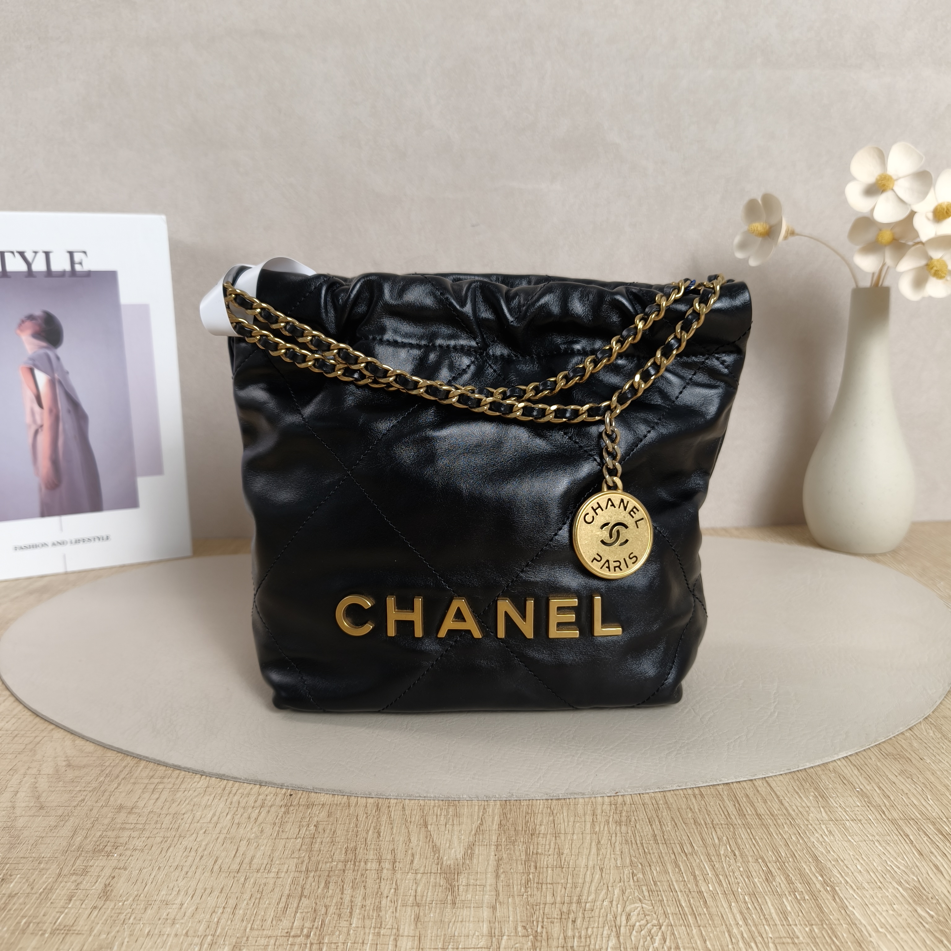 Chanel Shoulder Bag22Bag Black CC alfskin20 × 6 × 19 cm