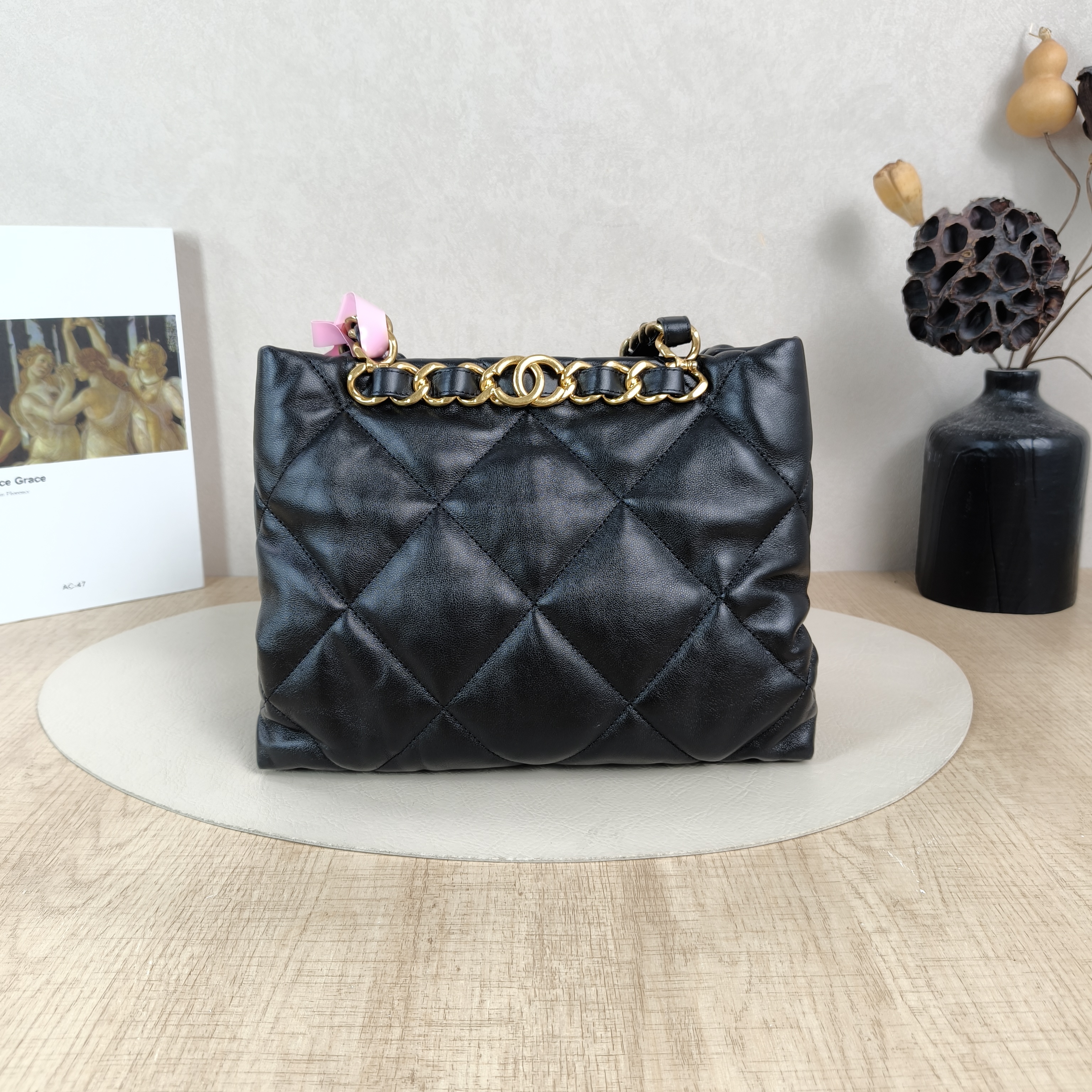 Chanel Shoulder Bag22b Small Shopping Tote Black Lambskin Small25 × 10 × 20 cm