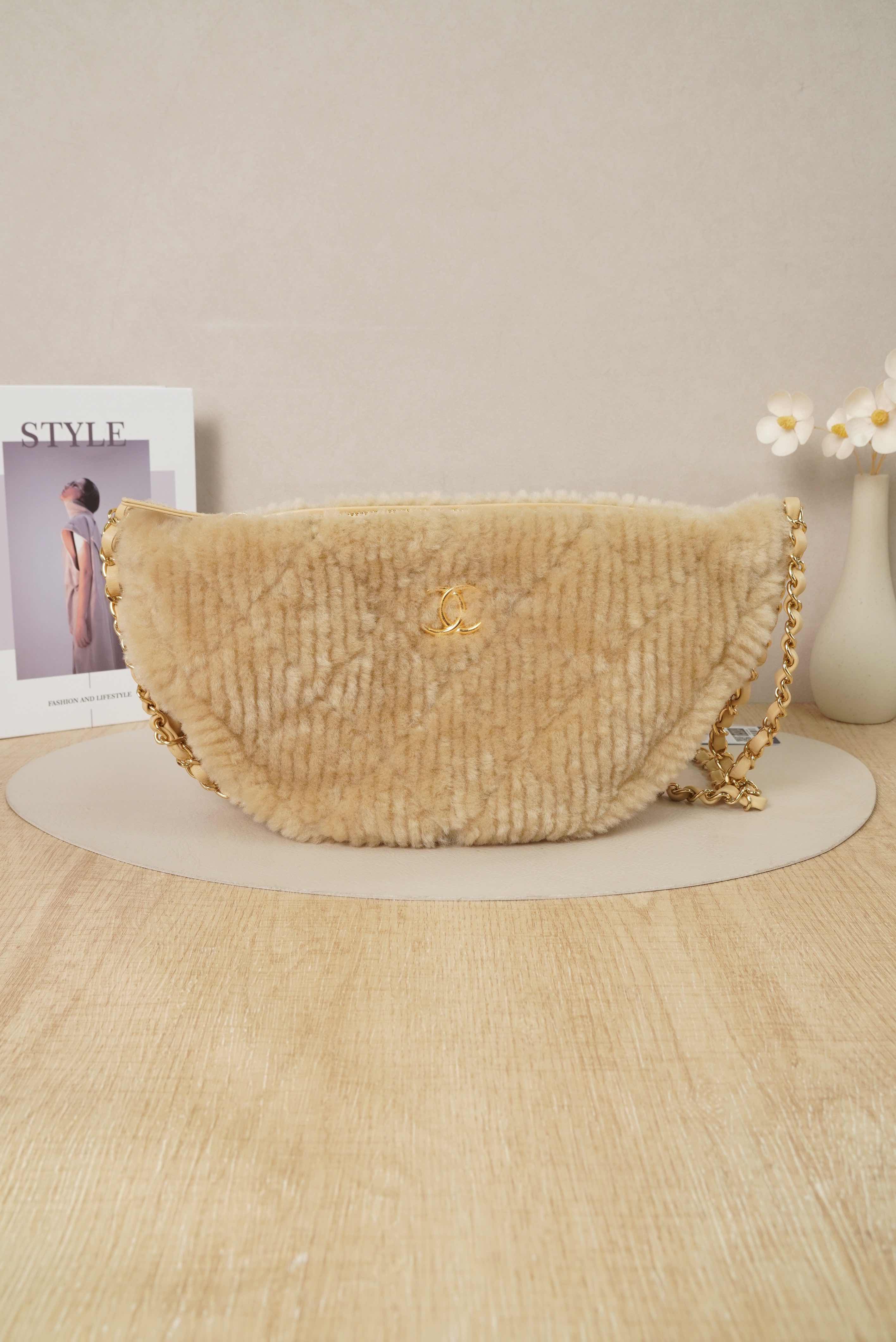 Chanel 24n SKI hobo Large Wool Microchip Edition · Box · 32 × 10 × 15.5 cm