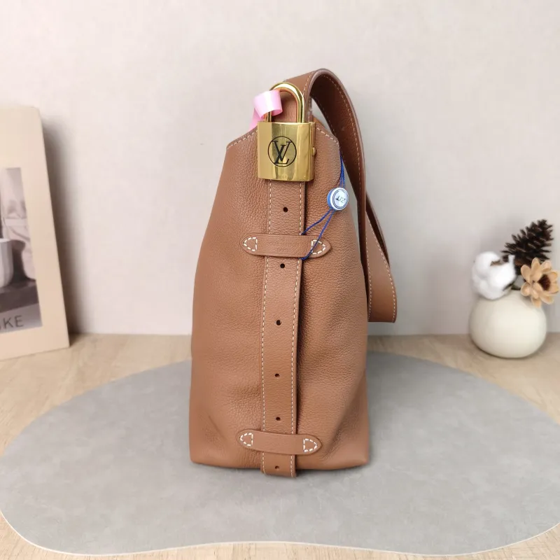 Louis Vuitton Shoulder Bag Low Key Hobo Shoulder Bag Calfskin Small 24 × 16 × 28 cm — detail view 6 of 15