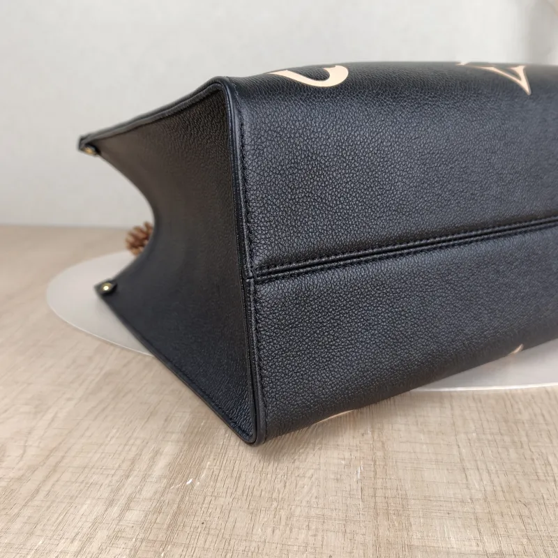 Louis Vuitton Shoulder Bag Onthego Medium Black · White Empreinte Embossed Calfskin Monogram Medium35 × 14 × 27 cm — detail view 8 of 10