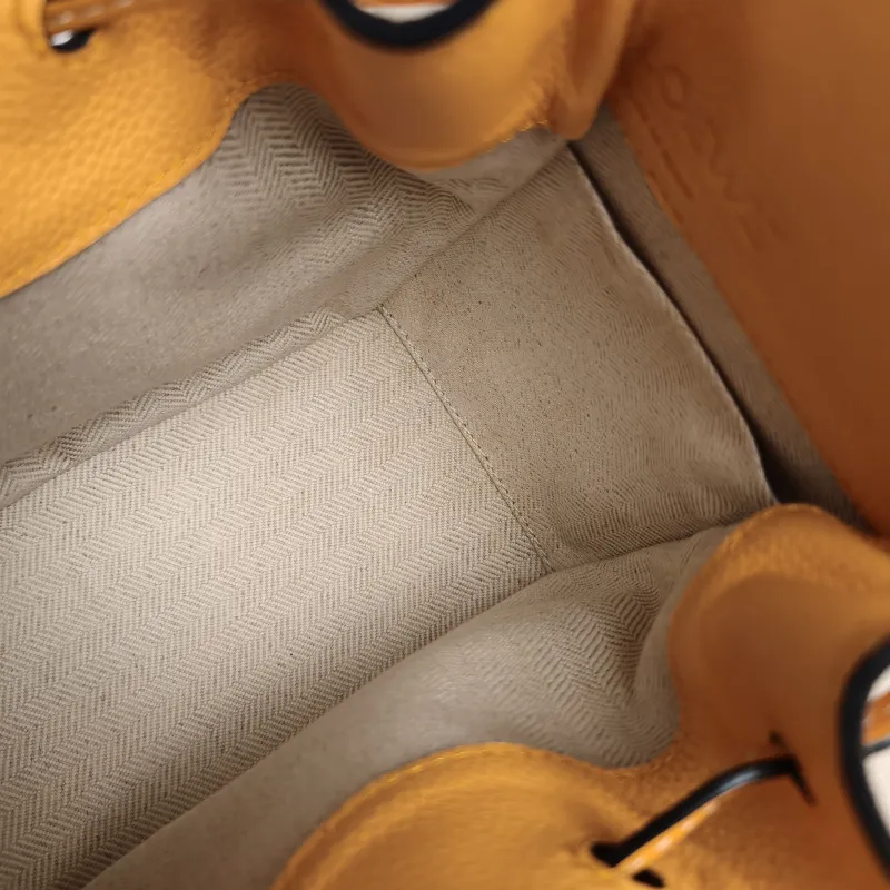 LOEWE Crossbody Bag Hammock Calfskinmini17 × 11 × 19.5 cm — detail view 6 of 11