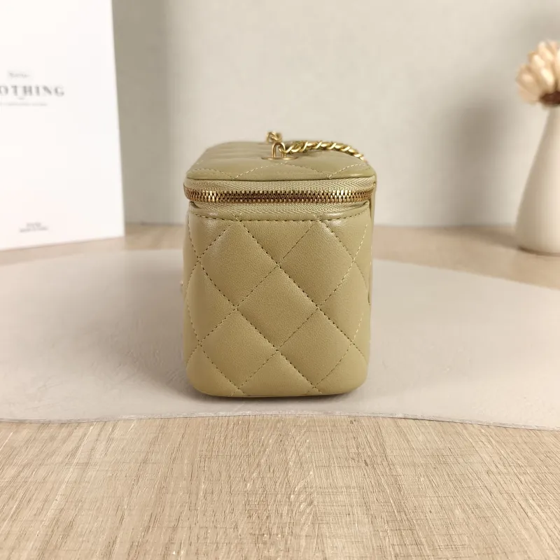 Chanel Crossbody Bag Edition Lambskin One Size 16 × 8 × 9.5 cm — detail view 4 of 10