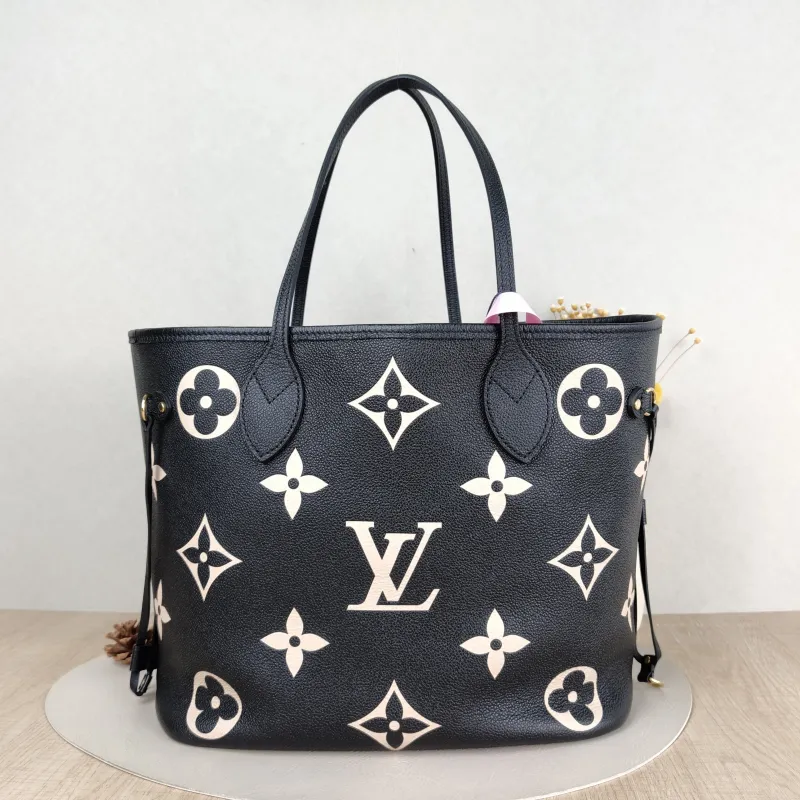 Louis Vuitton Shoulder Bag Neverfull Black · White Calfskin Medium 31 × 14 × 28 cm