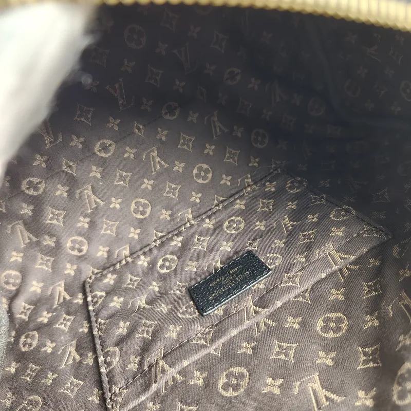 Louis Vuitton Shoulder Bag EXPRESS Shoulder Bag Black Calfskin Small 26 × 13.5 × 17 cm — detail view 4 of 10
