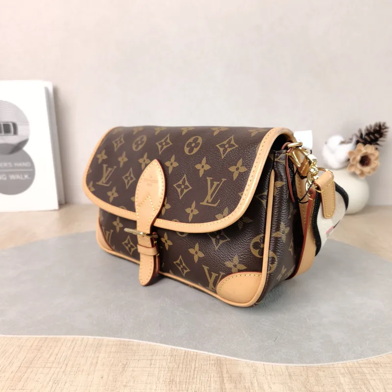 Louis Vuitton Crossbody Bag Diane Baguette Bag Shoulder Strap PVC Small 24 × 9 × 15 cm — cover view 4 of 6