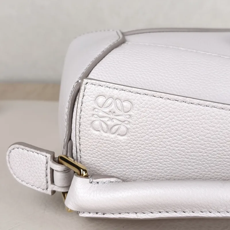 LOEWE Crossbody Bag Puzzle White Calfskinmini18 × 8 × 12.5 cm — detail view 1 of 12