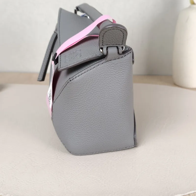 LOEWE Crossbody Bag Puzzle Grey Calfskinmini18 × 8 × 12.5 cm — detail view 4 of 11