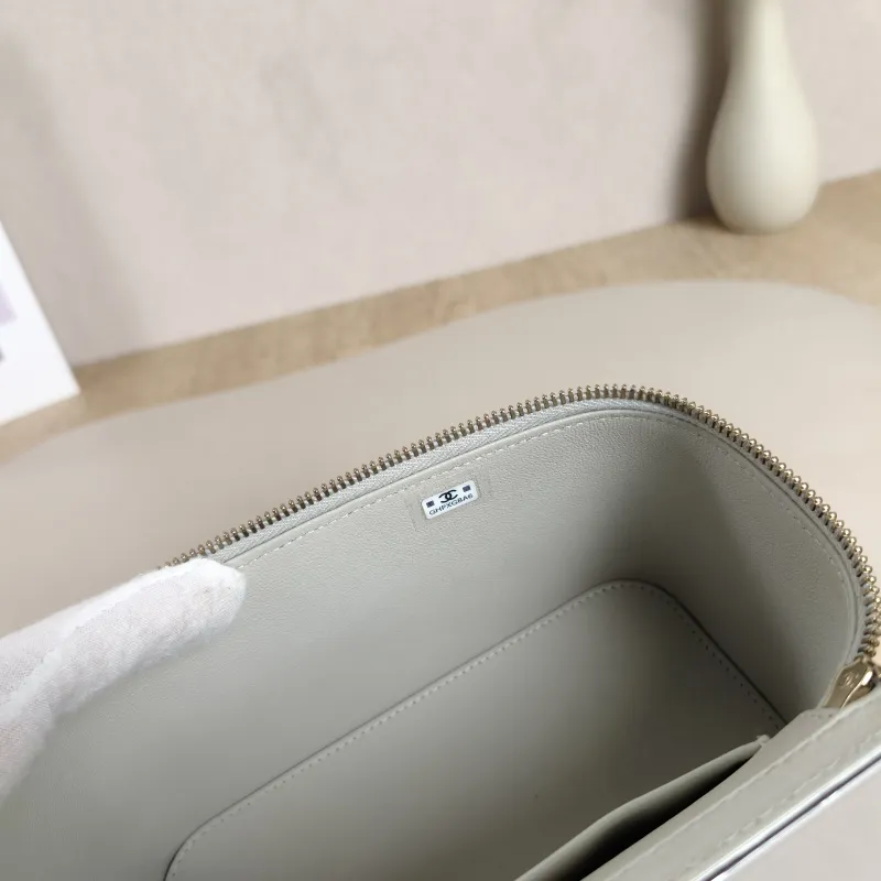 Chanel Crossbody Bag trendy cc Edition Green Lambskin One Size17 × 8 × 9.5 cm — detail view 3 of 8