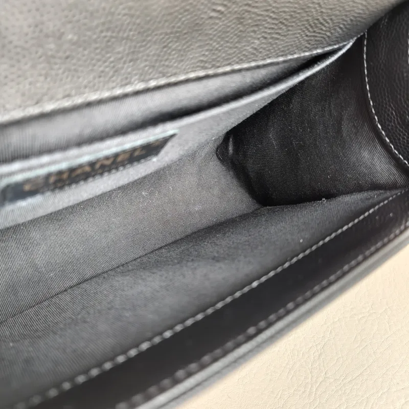 Chanel Crossbody Bag Le Boy​ Black Grained Calfskin Medium 25 × 9 × 15 cm 26 — detail view 2 of 12