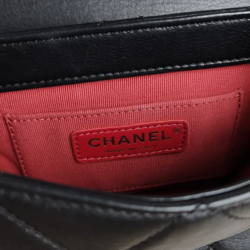 Chanel Crossbody Bag Crossbody Bag Black Calfskin One Size18.5 × 7 × 13 cm — detail view 7 of 11