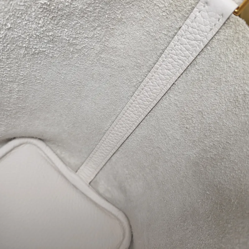 Hermès Top Handle Bag Picotin Lock 18 18M4 Grey Taurillon Clemence TC Calfskin Small18 × 13 × 18 cm — detail view 1 of 15