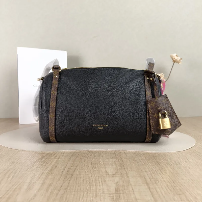 Louis Vuitton Shoulder Bag EXPRESS Shoulder Bag Black Calfskin Small26 × 13.5 × 17 cm