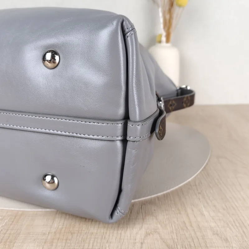 Louis Vuitton Crossbody Bag Carryall Vibe Grey SL ambskin Medium39 × 15 × 30 cm — detail view 13 of 15