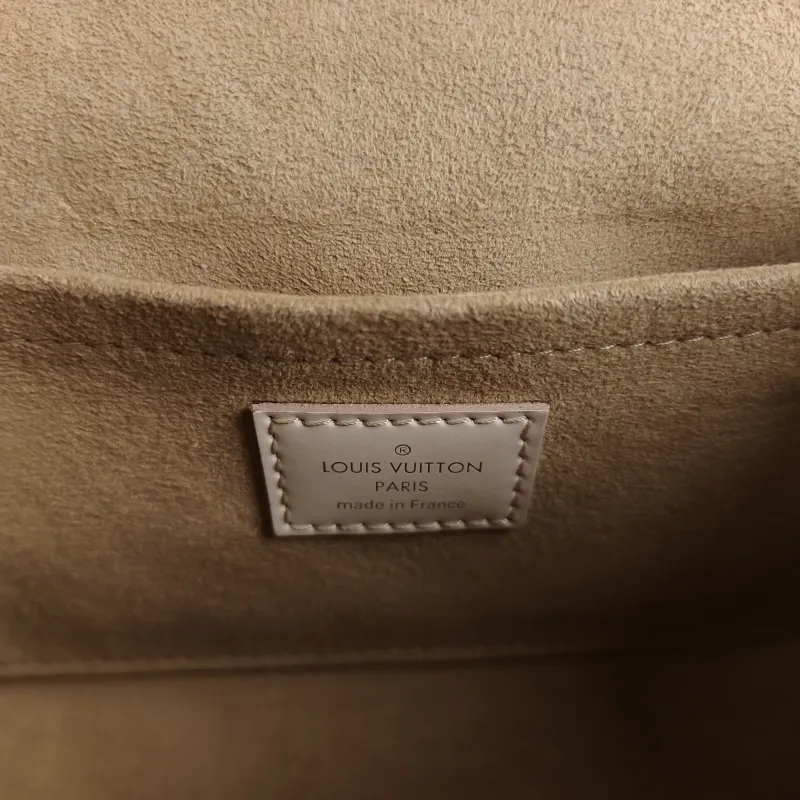Louis Vuitton Crossbody Bag CLUNY White Epi Embossed Calfskin Mini 20 × 7.5 × 16 cm — detail view 2 of 11