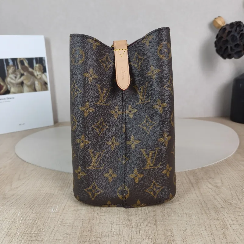 Louis Vuitton Crossbody Bag NÉONOÉ Bucket Bag BB Monogram PVC BB 20 × 13 × 20 cm — detail view 2 of 11