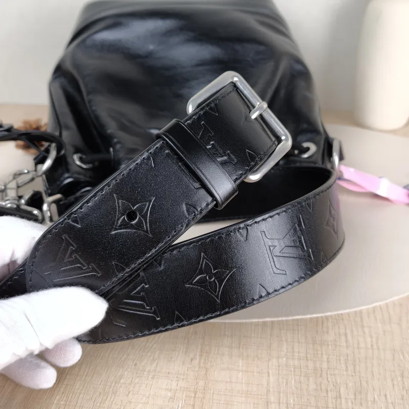 Louis Vuitton Shoulder Bag NOÉ CARGO Bucket Bag Black Calfskin Small 22 × 16 × 24 cm — detail view 9 of 14