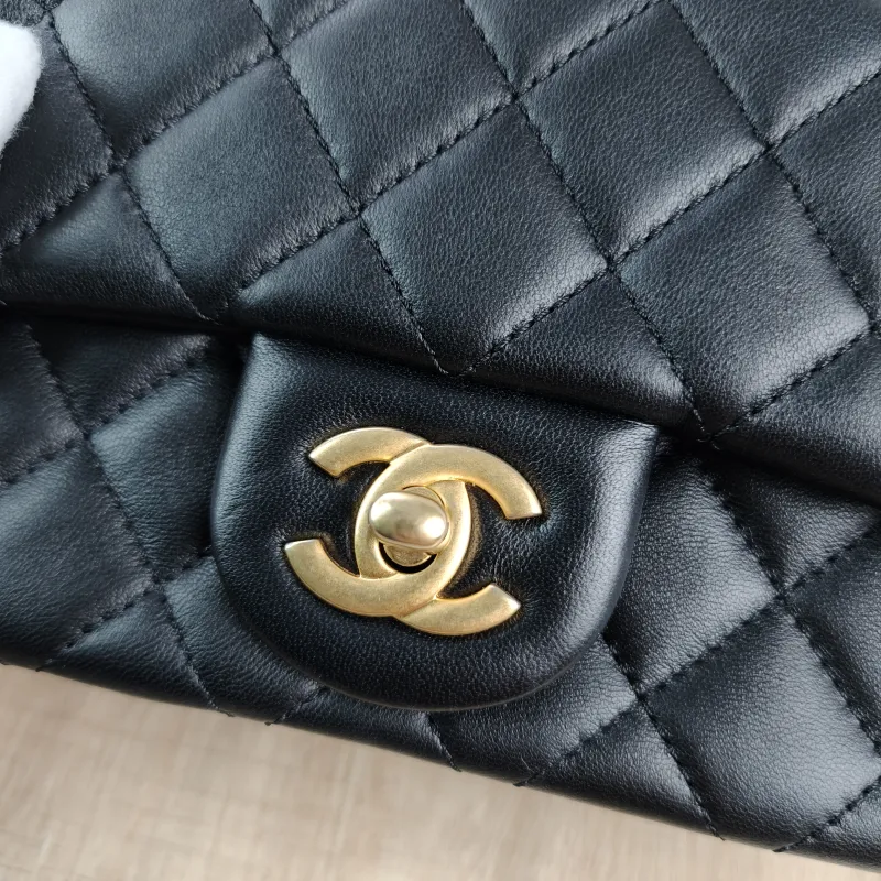 Chanel Crossbody Bag Black Lambskin One Size17 × 8 × 13.5 cm — detail view 4 of 13