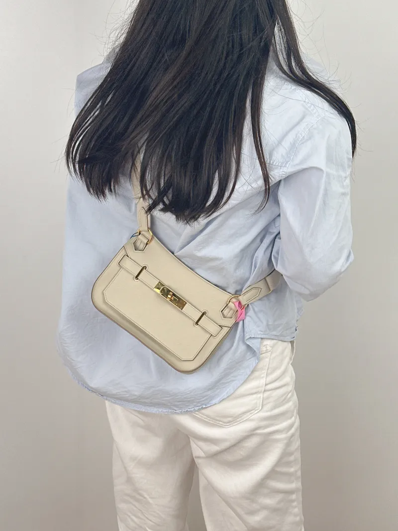 Hermès Crossbody Bag Jypsiere 23 8L Swift Calfskin Mini 23 × 5 × 17 cm B — on-model view 2 of 2