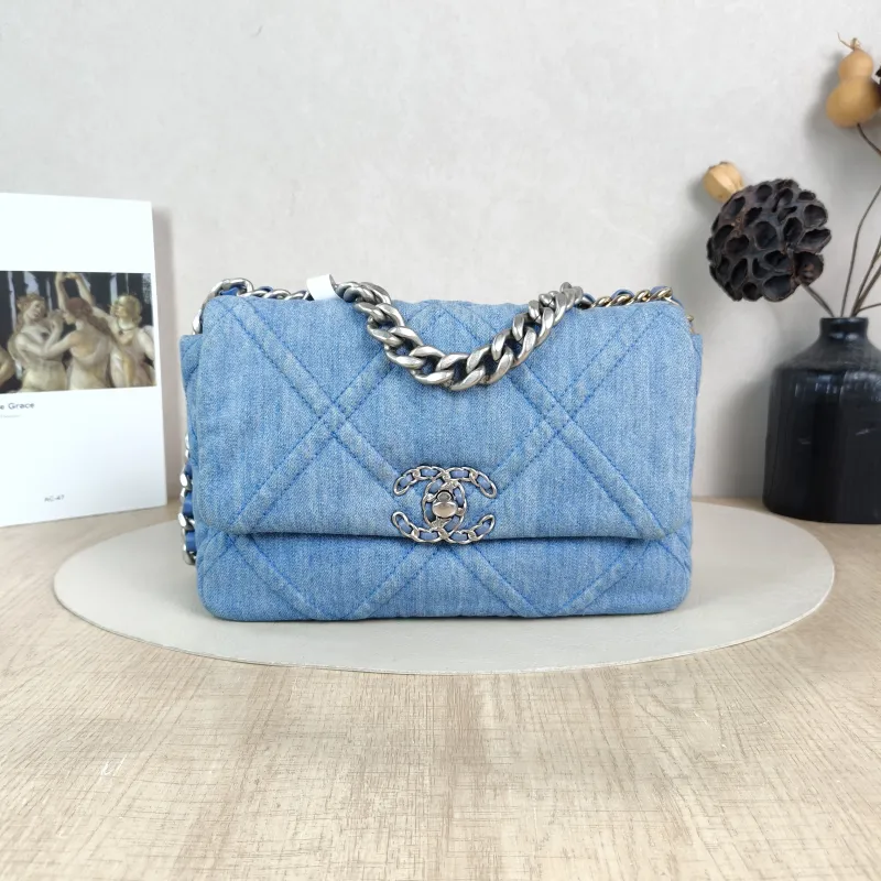 Chanel Crossbody Bag 19Bag Small 26 × 9 × 16 cm