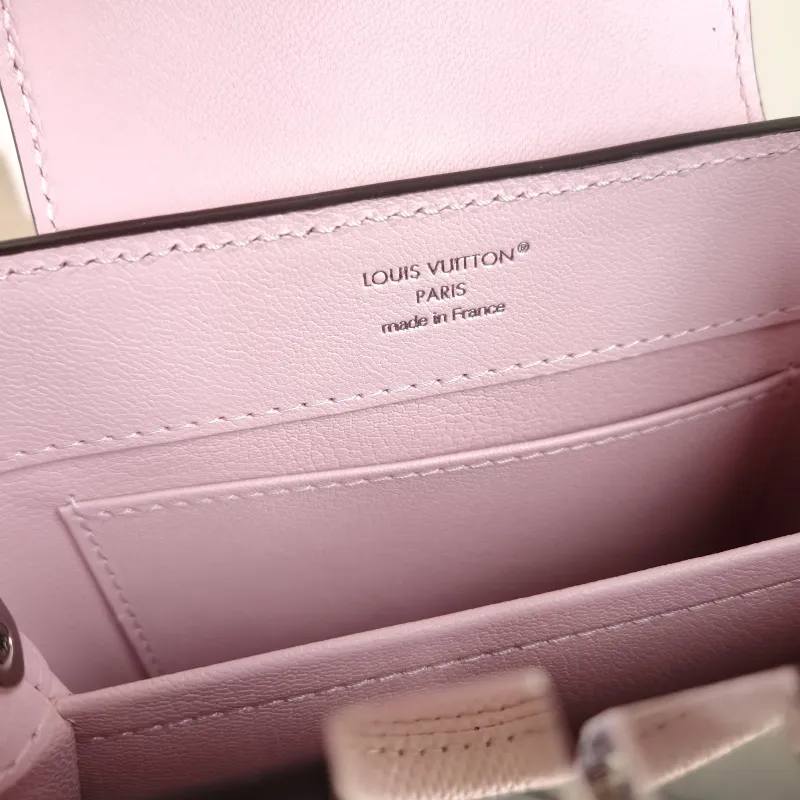 Louis Vuitton Shoulder Bag Capucines Pink Mini 21 × 8 × 14 cm — detail view 5 of 11
