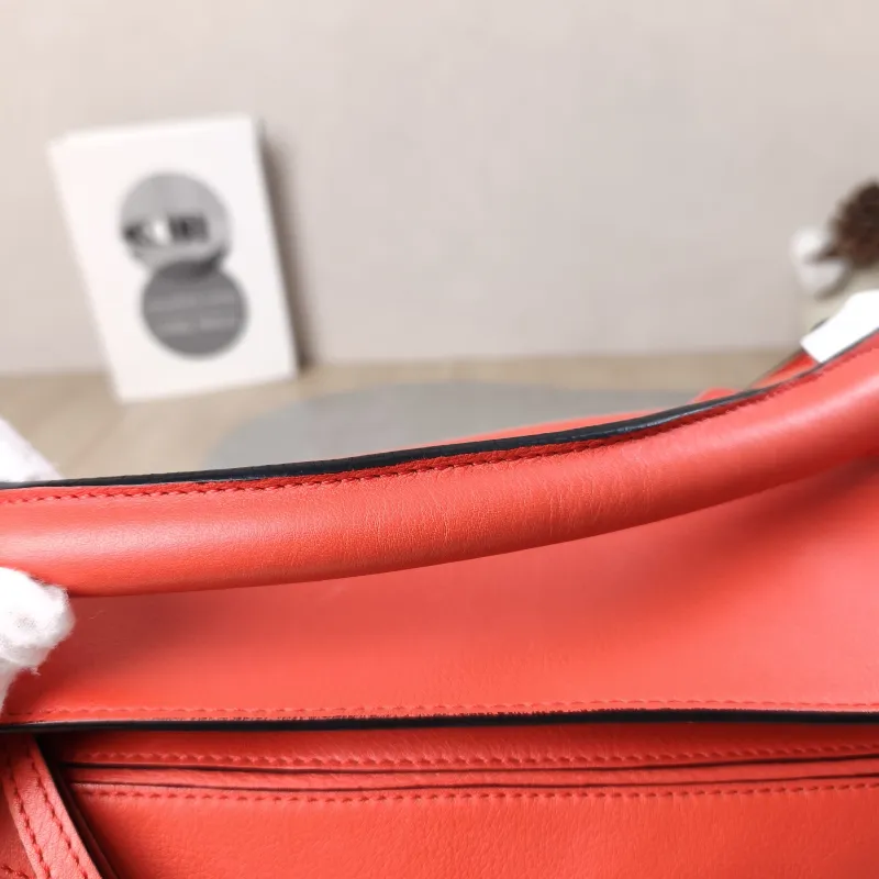 LOEWE Crossbody Bag Puzzle Red Calfskin Medium29 × 14 × 19.5 cm — detail view 1 of 17