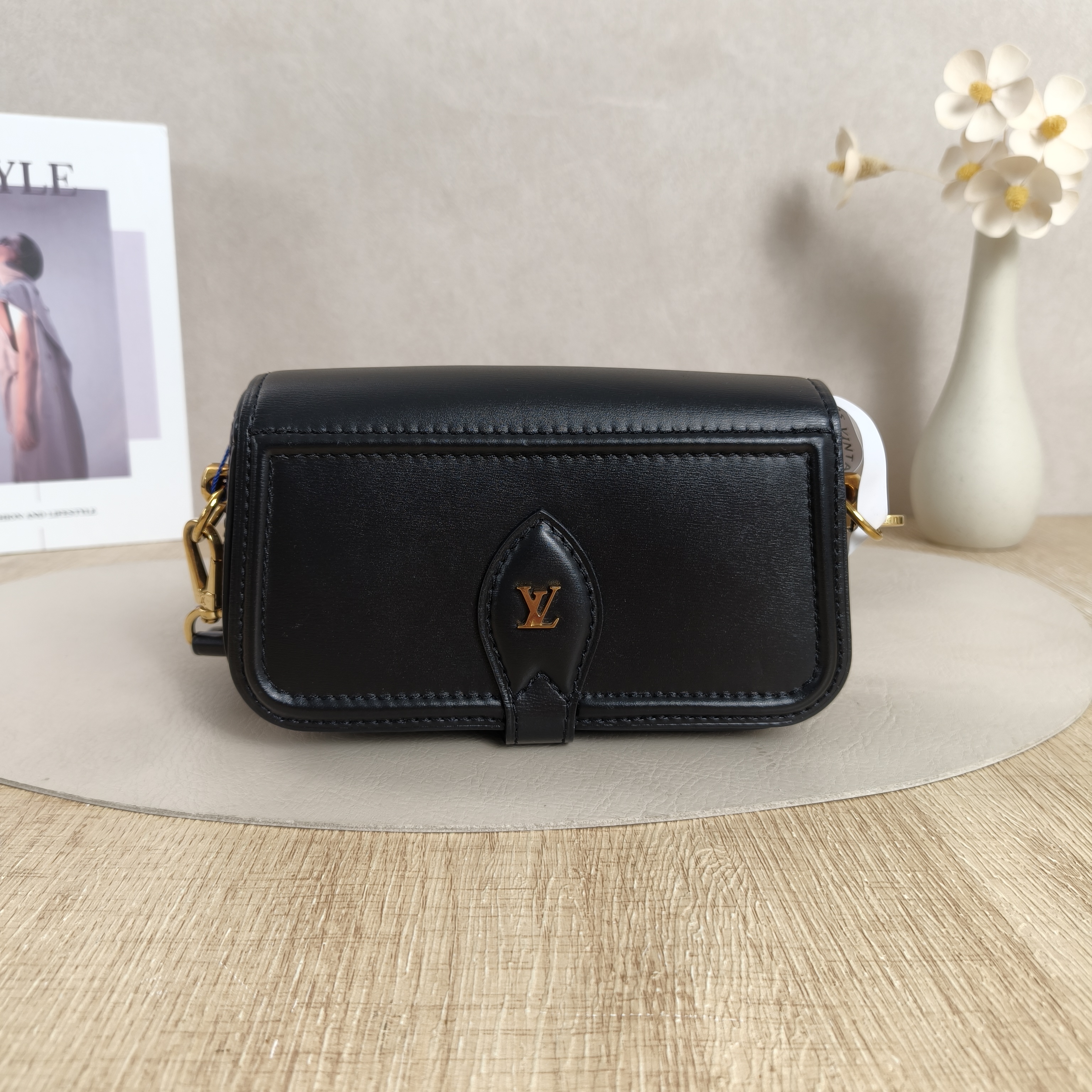 Louis Vuitton Crossbody Bag Officier Messenger Bag Black Calfskin17 × 4.5 × 10 cm