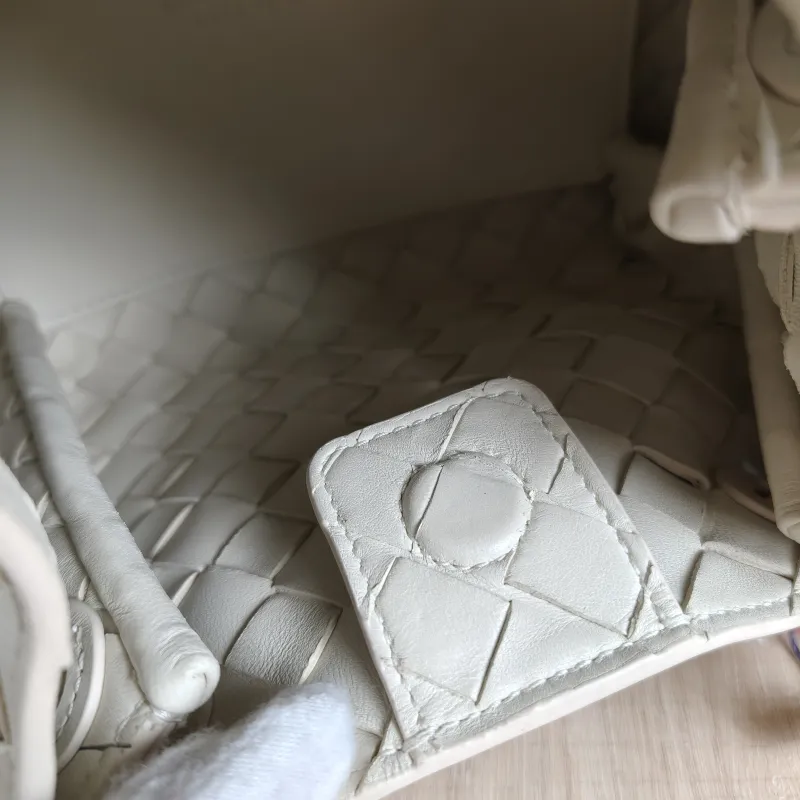 Bottega Veneta Crossbody Bag Parachute White Lambskin Small 20 × 17 × 16.5 cm — detail view 4 of 10