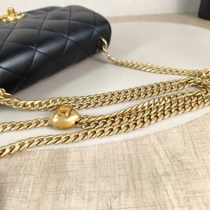Chanel Crossbody Bag Black Lambskin 18 × 5 × 12 cm — detail view 8 of 11