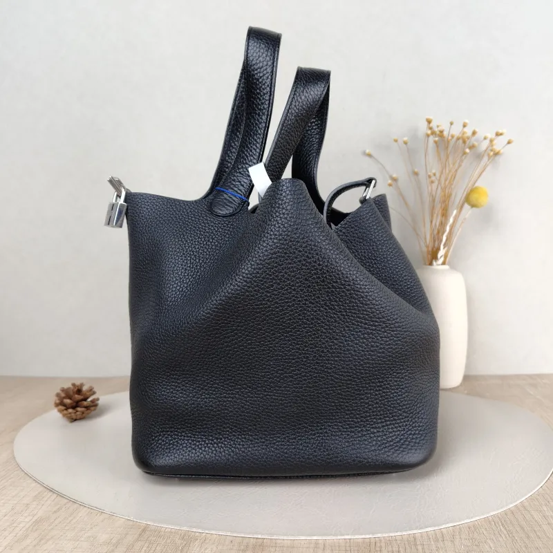 Hermès Top Handle Bag Picotin Lock 22 22 Black TC Calfskin Medium 22 × 18 × 21 cm x — detail view 5 of 11