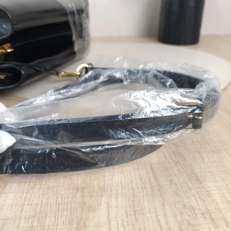 Louis Vuitton Top Handle Bag Capucines Black Calfskin Medium31.5 × 11 × 20 cm — detail view 5 of 13