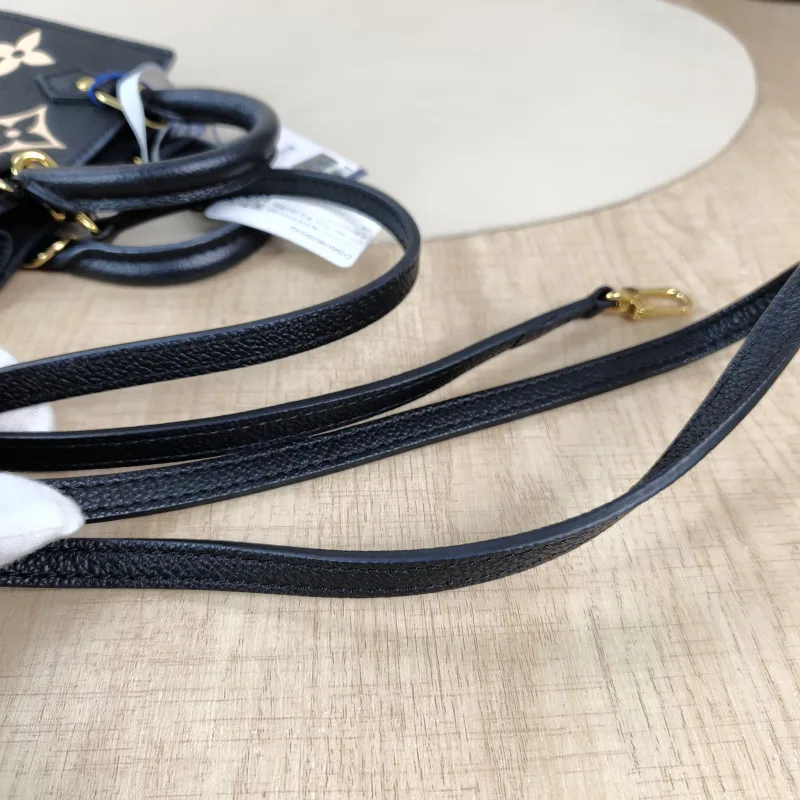 Louis Vuitton Crossbody Bag PETIT SAC PLAT Mini Calfskinmini14 × 5 × 17 cm — detail view 4 of 11